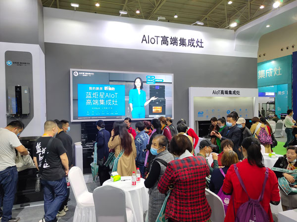 現(xiàn)場演示藍炬星AIoT高端集成灶